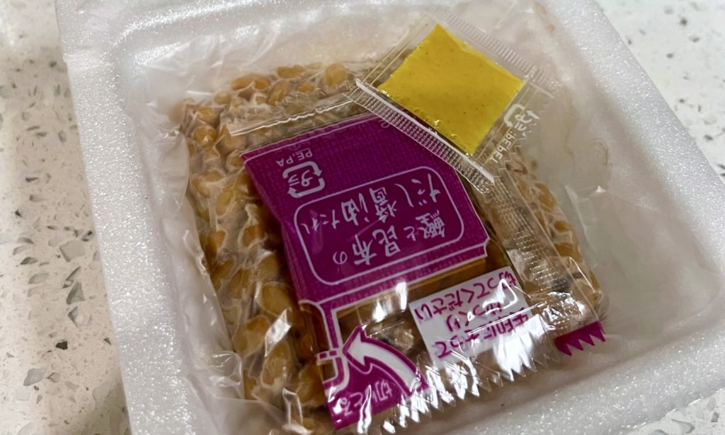 natto with tare and mustard packets